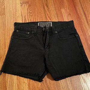 Black denim Levi’s cutoff jean shorts